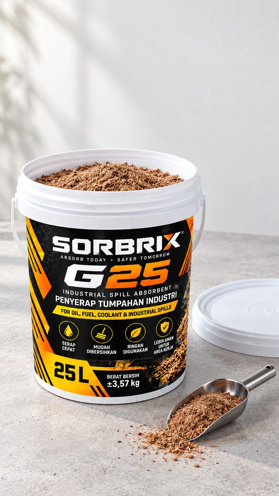 Pail Sorbrix G25 terbuka berisi absorben granular.