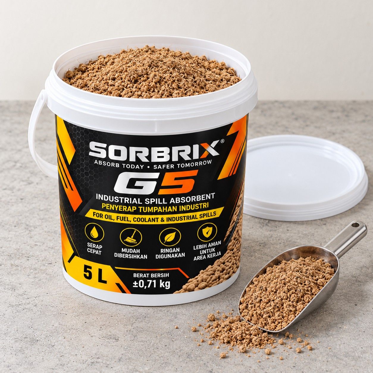 Pail Sorbrix G5 terbuka berisi absorben granular, sendok takar di sampingnya.